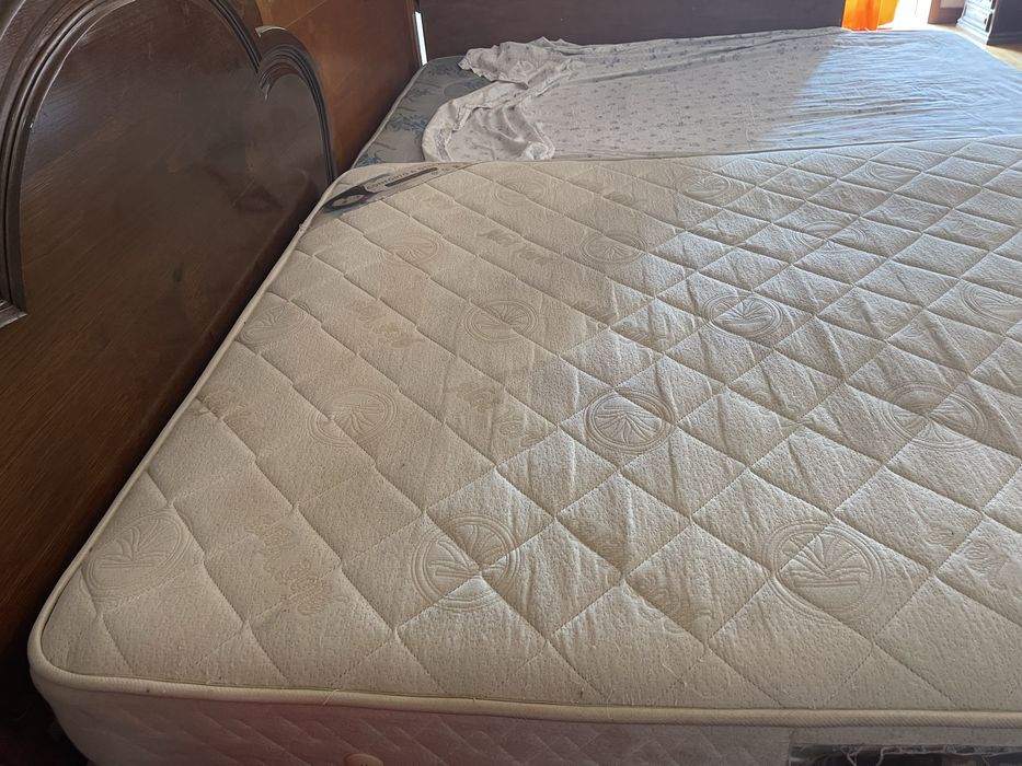 Camas Matrimoniales Madera Boa e con Colchoes  en Muito bom Estado.