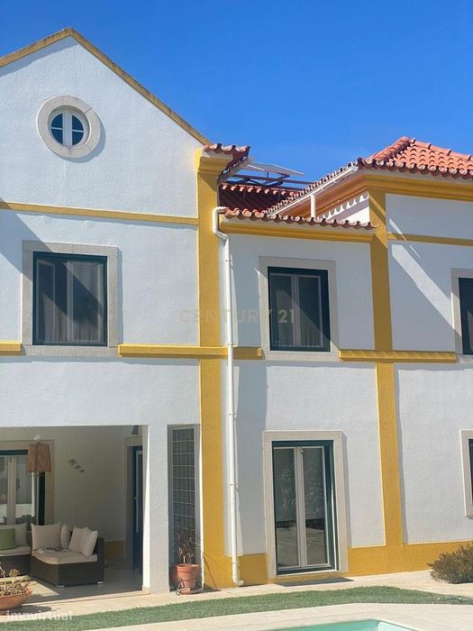4 Suítes + Piscina | Moradia Com Jardim E Garagem Em Azeitão