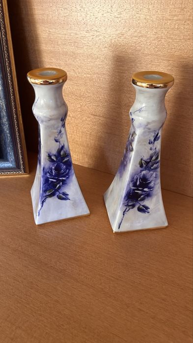 Conjunto de peças em porcelana pintadas à mão