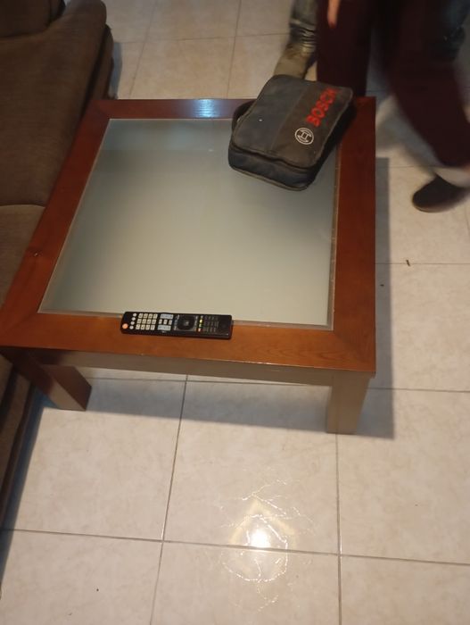 Mesa de centro com tampo de vidro