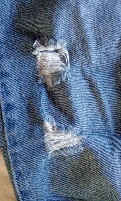 jeansy z dziurami