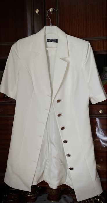 Сукня - піджак білого кольору в ідеальному стані.
