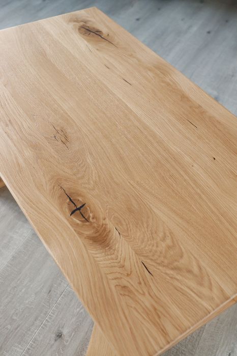 Dębowy stolik kawowy ,lity , trapezowe nogi , sęki