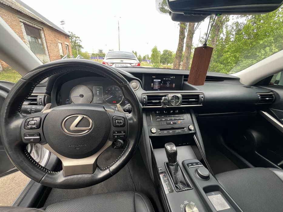 Lexus is 200t 2017