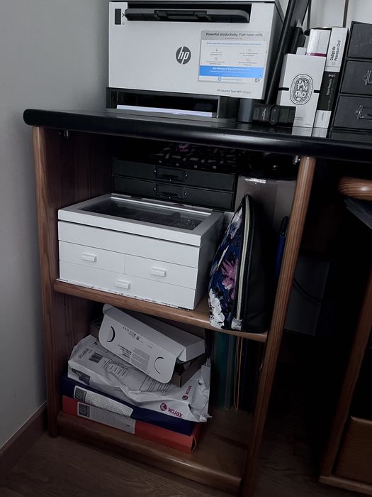 Secretária espaçosa em madeira maciça