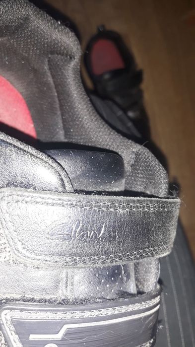 Шкіряні чорні кросівки Clarks, розмір 34