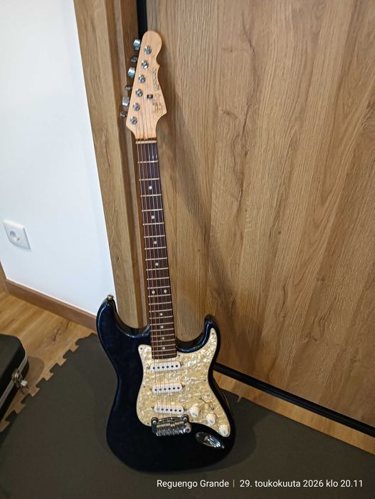 Guitarra elétrica G&L (USA) Legacy Blue Swirl