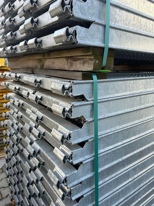 Nowe rusztowanie elewacyjne stalowe  budowlane typ BOSTA 8,3 m x 9 m =  74,7 m2