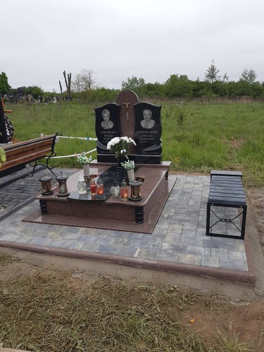 Встановлення, реставрація памятників. Бруківка навколо памятників