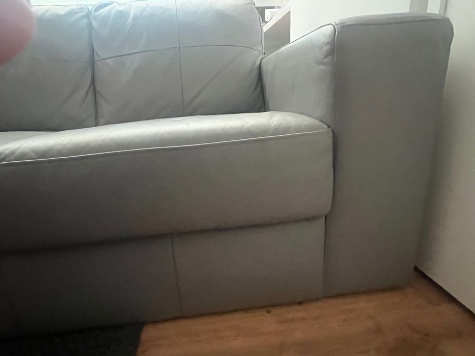 Sofá 3 lugares em pele sintética cinzenta