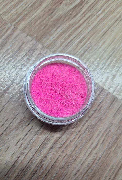 Różowy pyłek do paznokci