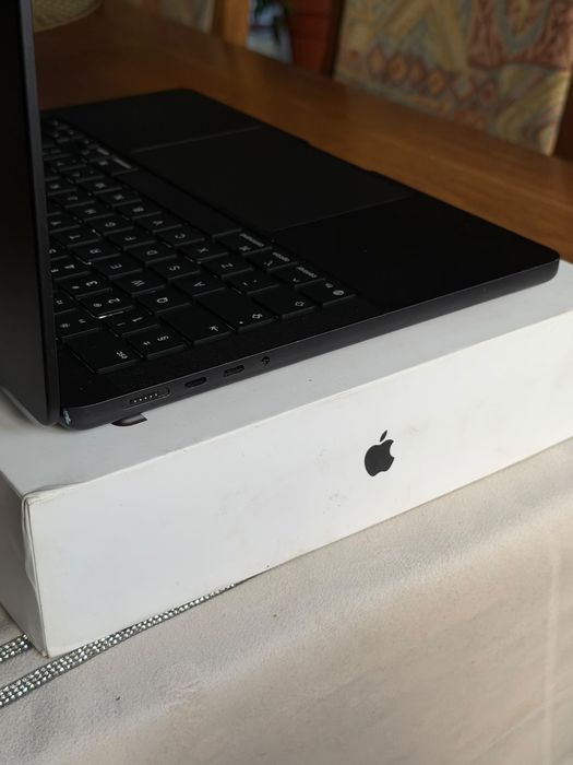 Macbook m5 pro 16 GB gwarancja pudełko