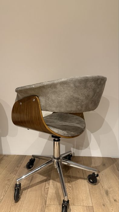 Dwa krzesla biurowe na kółkach szary ciemne drewno