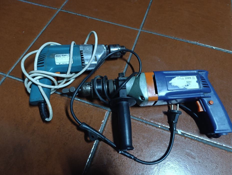 Duas máquinas de furar, a funcionar e bem  estimadas.