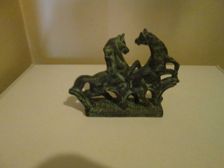 3 estatuetas,  mini banco e 2 facas abre cartas