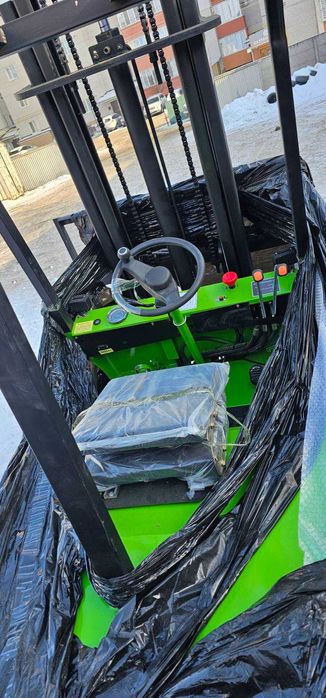 Навантажувач вилковий, новий.