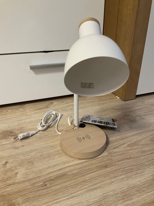 Nowoczesna lampka na biurko Action z bezprzewodową ładowarką Qi 15W biała scandi