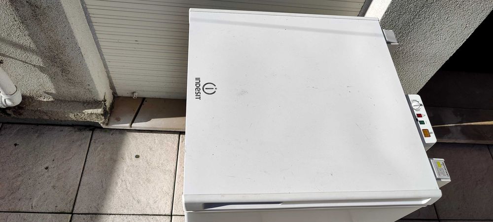 Indesit - Arca Congeladora Vertical - baixo consumo