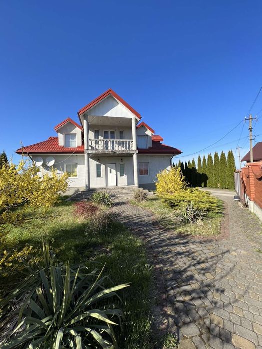 Продаж будинку з окремим гаражем