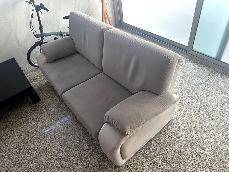 Sofá em Tecido Cinzento