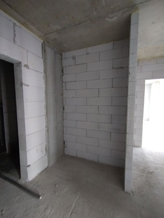 Продається ТРИКІМНАТНА квартира по вул. Хоткевича в новому ЖК закритог