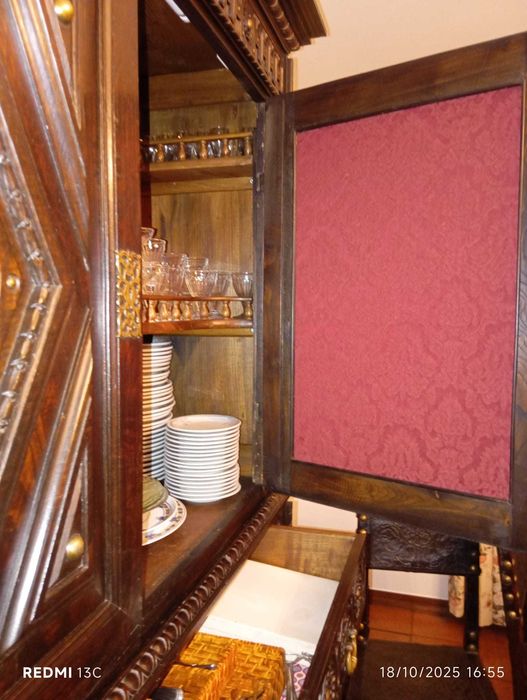 Grande Móvel Louceiro Restaurado com Iluminação