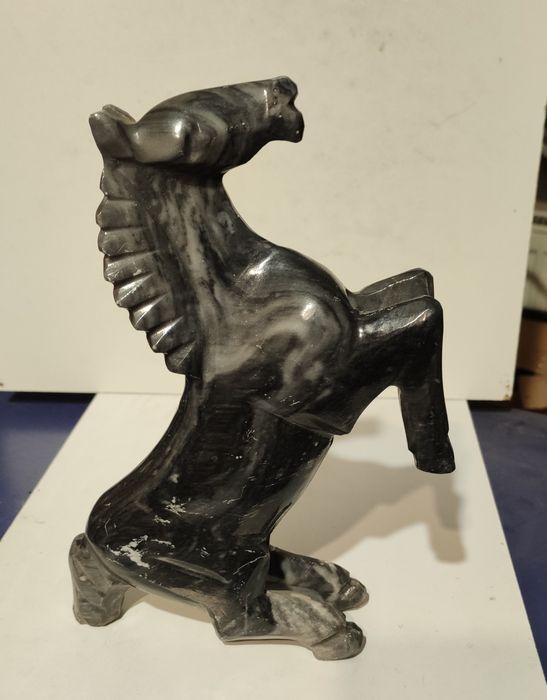 Marmurowa figurka konia.