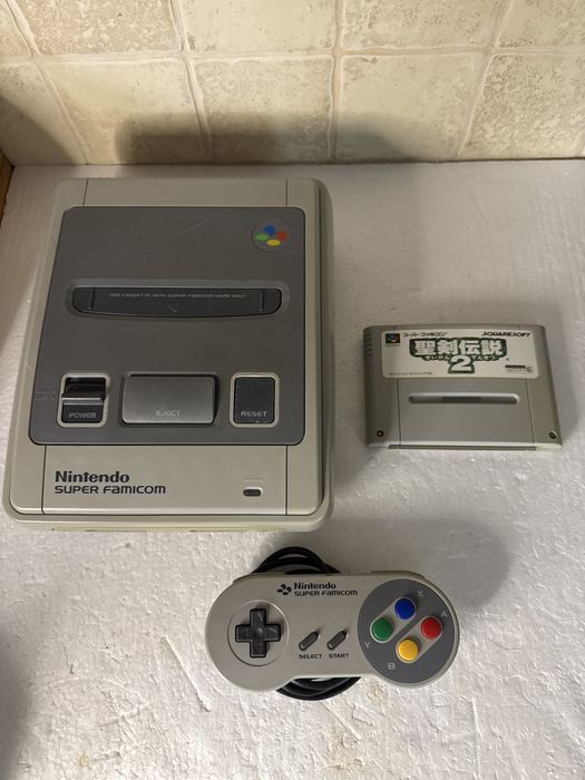 Konsola Nintendo Super Famicom z kontrolerem i gra