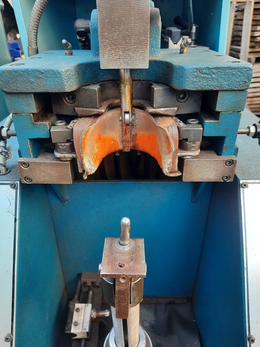 Máquina de montar calcanheiras