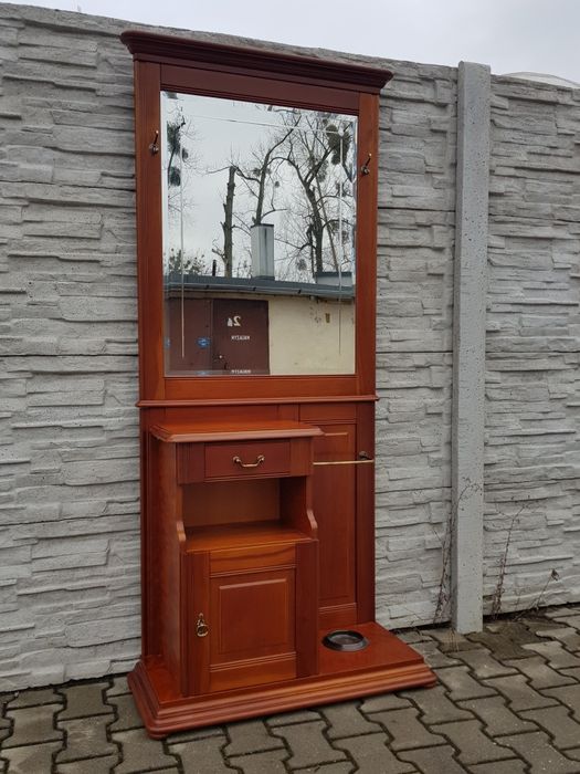 Elegancka garderoba z lustrem.