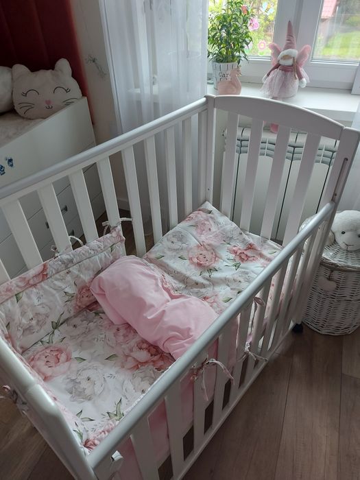 Łóżeczko Aruś i 2 komplety pościeli materacyk