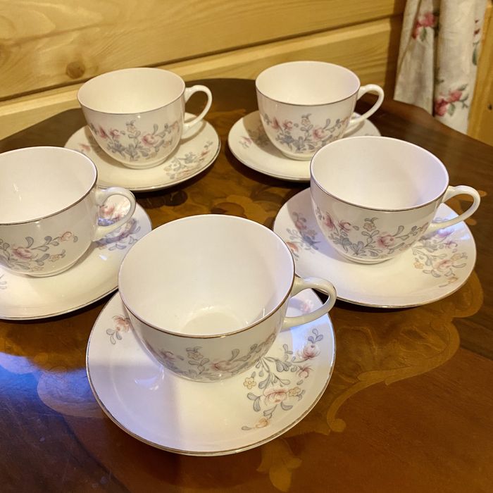 Komplet pięciu porcelanowych filiżanek.