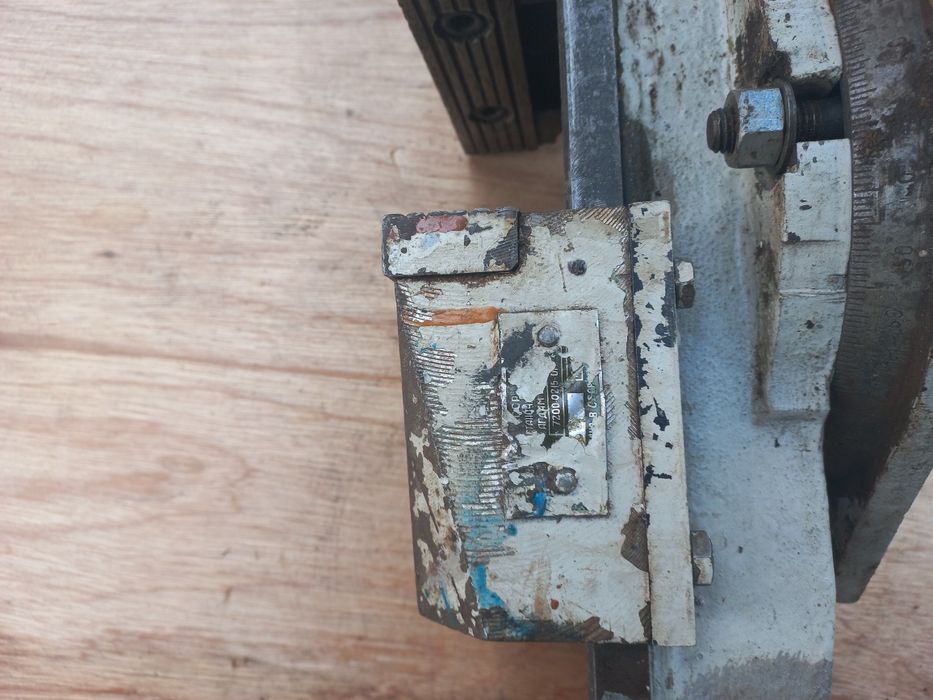 Тіски  станочні .