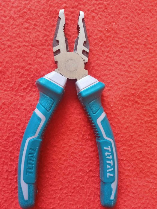 Плоскогубцы Total 200 мм