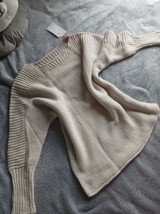Beżowy sweter M/L kształt nietoperz