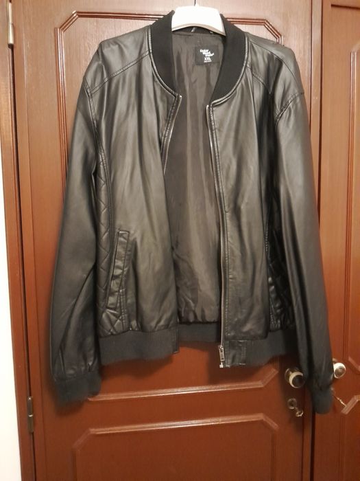 Casaco esquecido no guarda fatos, quem o quer por uma pexincha ?