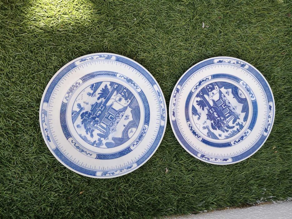 Blue-toned dinnerware set443823685800437763