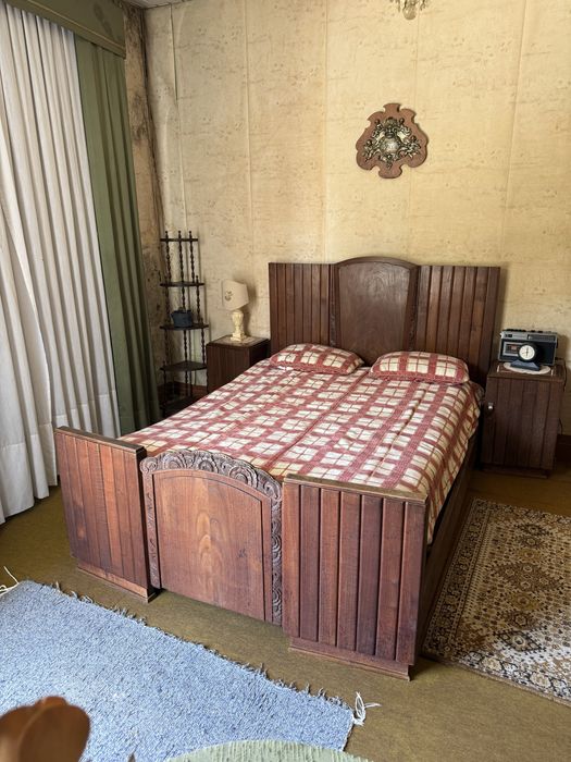 Conjunto de mobiliário para quarto de madeira dos anos 70: cama de casal, 2 mesas de cabeceira, roupeiro com espelho, cómoda com espelho e 2 cadeiras