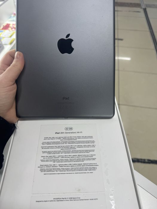 Продам свій iPad 8th generation 32GB Wi-Fi