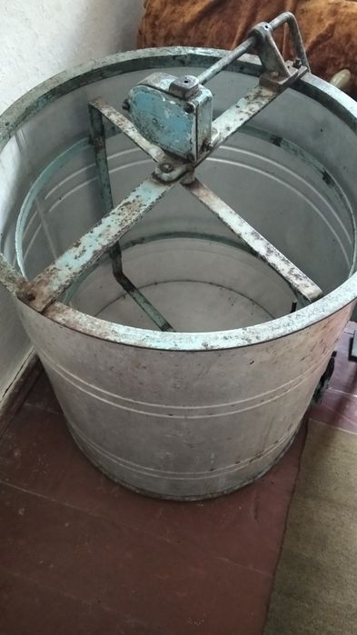 Продам медогонку ручна 2 рамки