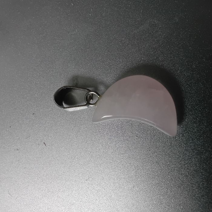 Fio em prata com quartzo rosa meia-lua