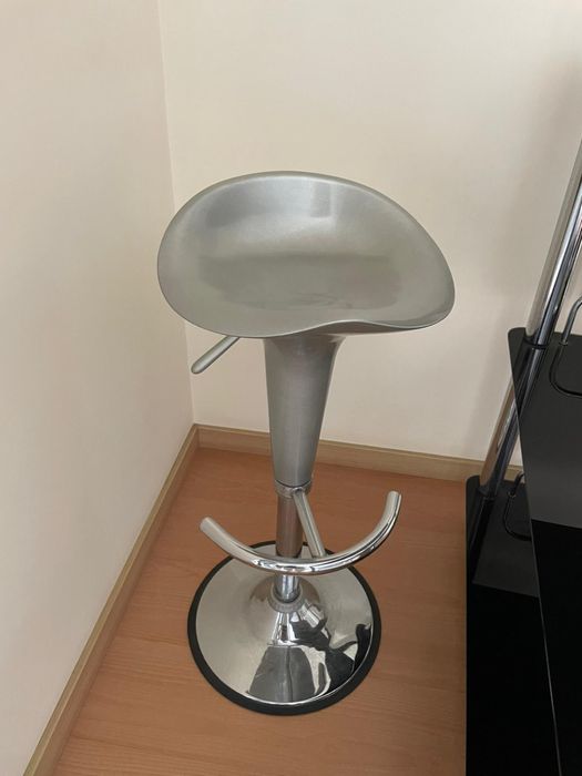 Mesa de Bar e Cadeira.