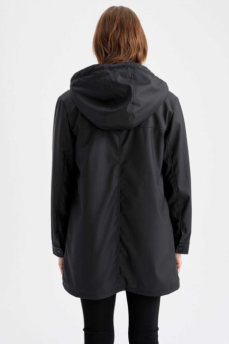 Чорний дощовик для жінок стандартного крою з штучної шкіри