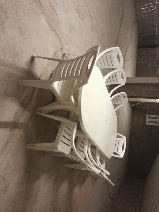 Mesa de plástico grande extensível, oito cadeira e carrinho