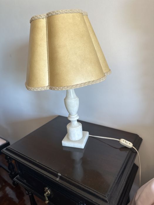 Candeeiros com pes de alabastro