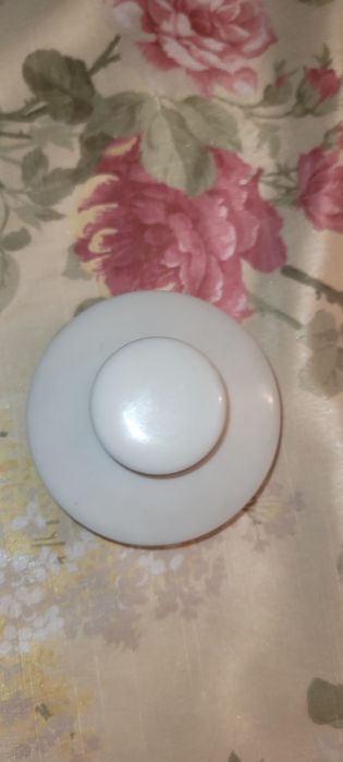 Pokrywka do dzbanka białą,porcelanowa.