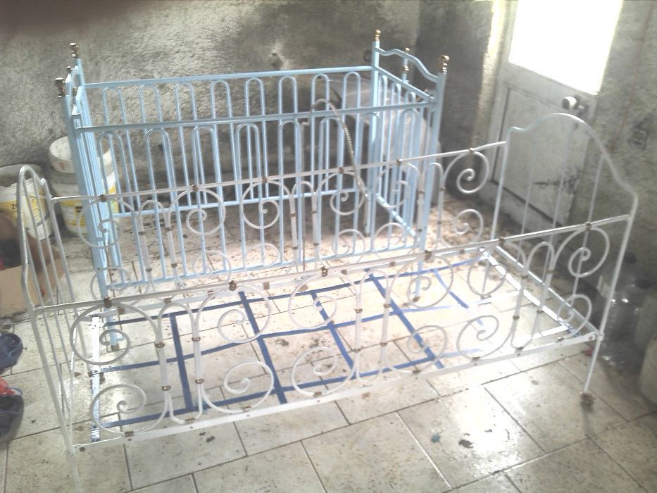 Cama de bébé antiga