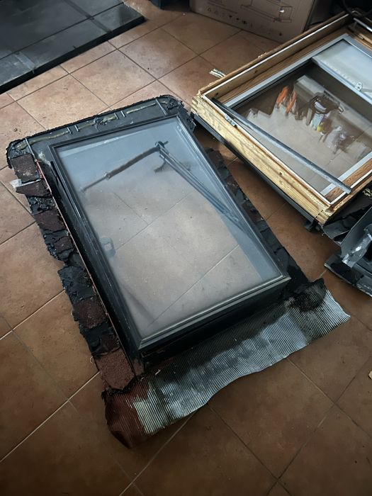 Okno dachowe wyłaz Velux na lewo otw pcv czarne sam kołnierz