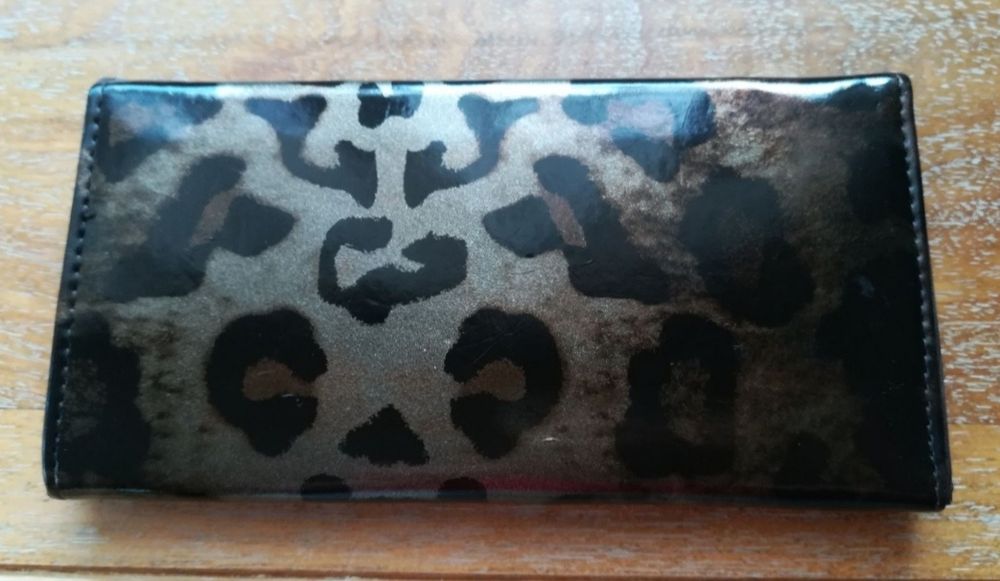 Lakierowany portfel w panterkę
