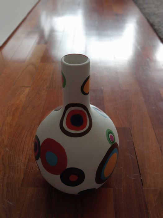 Jarra decorativa com bolas coloridas423324575114864641